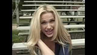 Horny blond pikkade juustega armastab sõita kõva riista elutuba