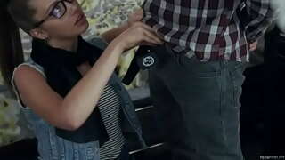 Hipster teen saugt an fickt Schwanz