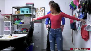 ���ະຫນາດນ້ອຍກເລ່ລາຕິນແມ່ນຈັບຂີ້ລັກແລະພະນັກງານບໍ່ໄດ້ຢູ່ຕາມໂກນຫນ້າແລະນິ້ວມືຂອງນາງກັນແລະກົ້ນ.ພຣະອົງເຮັດໃຫ້ນາງໃຫ້ເຂົາ bj ແລະ fucks ຄີກົ້ນຂອງນາງ