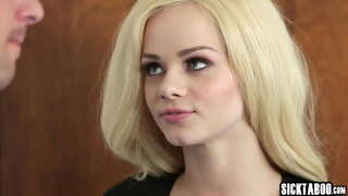 Podekscytowany laska w buzi fiuta faceta i go okrakiem