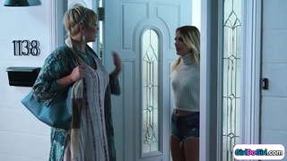 Sarışın əlaqələndirilir öz yarım qardaşı vasitəsilə грудастую милфу medium.Onlar öpüşürlər və daşıyıcısı ободран.Kiçik bir bütün yer üzərində kiçik сиськами ağır sikilmiş olur, üz-üzə də öz бритой киской